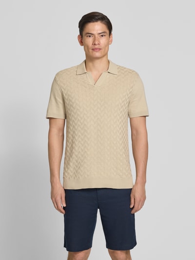 Männermodel trägt Regular Fit Poloshirt mit Strukturmuster Modell 'DYRVIK' von Casual Friday in Beige, reine Baumwolle, Ganzkörperansicht von vorne.