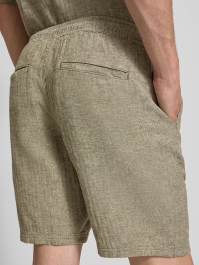 Männermodel trägt Shorts aus Leinen-Baumwoll-Mix Modell 'ORLANDO' von Redefined Rebel mit Regular-Fit, Textur gut erkennbar, Detailaufnahme Rückansicht.