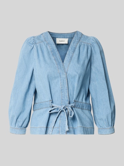 Produktfoto, Relaxed Fit Bluse in Denim-Optik Modell 'Lavina' von Bash aus reiner Baumwolle, taillierte Passform, 3/4-Arm, V-Ausschnitt, Wickel-Optik, zusammengefasste Ärmelabschlüsse, blaue Textur