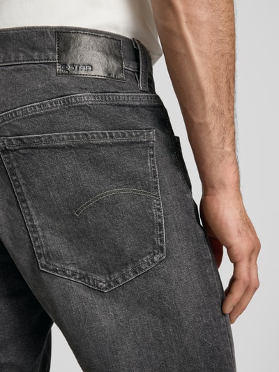 Männermodel trägt Jeansshorts mit Eingrifftaschen Modell 'Mosa Short' von G-Star Raw, grauer Baumwoll-Mix mit Stretch-Anteil, Detailaufnahme Rückansicht.