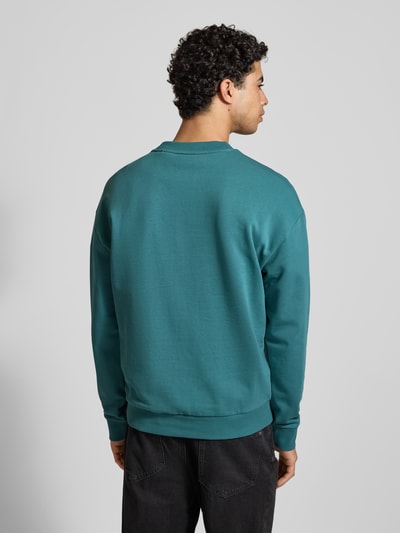 Männermodel trägt Regular Fit Sweatshirt aus reiner Baumwolle Modell 'NIEROFIX_CREW' von Hugo Blue, Optik: Unifarben, Ganzkörperansicht Rückansicht