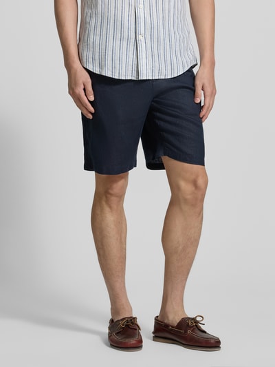 Männermodel trägt Shorts aus Leinen mit Gesäßtaschen von Gant in Dunkelblau, elastischer Bund, Regular-Fit, Nahaufnahme Oberschenkel.