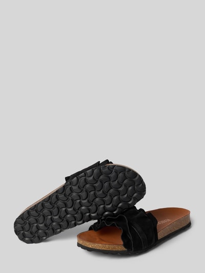 Produktfoto, Slipper aus echtem Leder Modell 'Rocio' von Verbenas in Schwarz, abgerundete Passform, Rüschenbesatz, profilierte Sohle, offene Ferse, Absatzhöhe 3 cm bei Größe 40