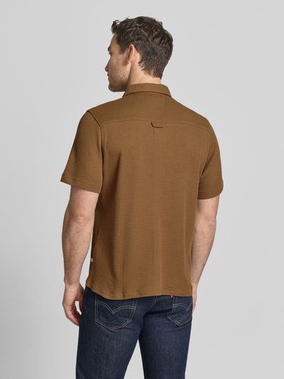 Männermodel trägt Regular Fit Freizeithemd aus Baumwoll-Mix von s.Oliver RED LABEL in Braun, Optik: Unifarben, Waffelstruktur, Rückenpasse, Ganzkörperansicht Rückansicht.