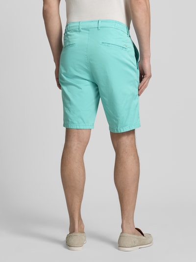 Męski model nosi Relaxed Fit Bermuda aus Baumwoll-Mix od Brax, efekt: jednolity kolor, mieszanka bawełny, szlufki na pasek, wpuszczane kieszenie, zapięcie na guzik i zamek błyskawiczny, bermudy, Ganzkörperansicht Rückansicht.