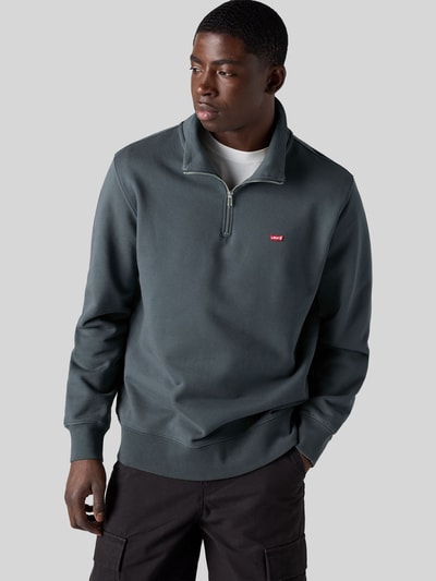 Männermodel trägt Regular Fit Pullover aus reiner Baumwolle von Levi's®, dunkelgrau, glatte Struktur, Ganzkörperansicht von vorne.