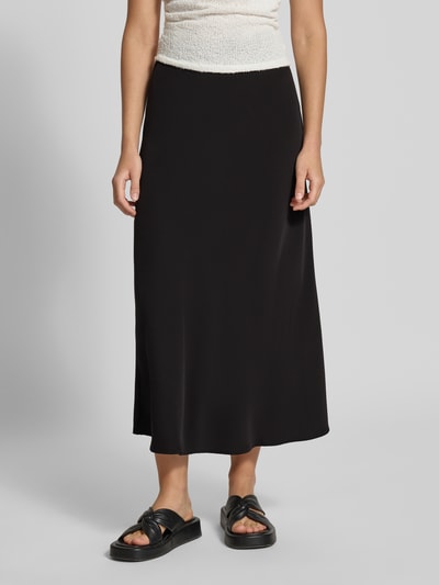Frauenmodel trägt Ausgestellter Maxi-Rock mit elastischem Bund Modell 'FRANAN' von PIECES in Schwarz, glatte Textur, Ganzkörperansicht von vorne, Damen Maxi-Rock von PIECES.