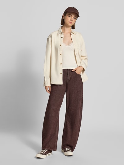 Frauenmodel trägt Barrel Fit Jeans im 5-Pocket-Design von Topshop, reine Baumwolle, dunkelbraun, lockerer Schnitt, Ganzkörperansicht von vorne.