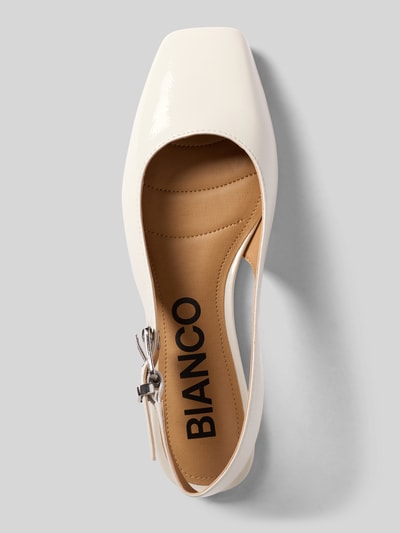 Produktfoto, Slingback-Ballerinas mit Dornschließe von BIANCO in Creme, abgerundete Form, Riemchen, Blockabsatz, strukturierte Sohle, 1 cm Absatzhöhe bei Größe 39