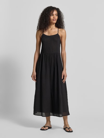 Frauenmodel trägt Knielanges Kleid mit Spaghettiträger von JAKE*S STUDIO WOMAN, schwarze Farbe, taillierter Schnitt, blickdichter Unterrock, Ganzkörperansicht von vorne.