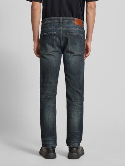 Männermodel trägt Slim Fit Jeans aus Baumwoll-Mix Modell 'DELAWARE BO IMAGE' von BOSS Orange, Used-Look, Ganzkörperansicht Rückansicht.