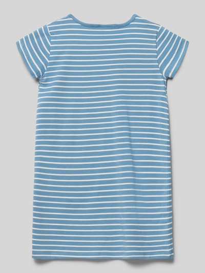 Meisje draagt Relaxed Fit Kleid mit Zierbesatz van Happy Girls, blauw met witte strepen, elastische katoenmix, rugaanzicht, ganzkörperansicht rückansicht.