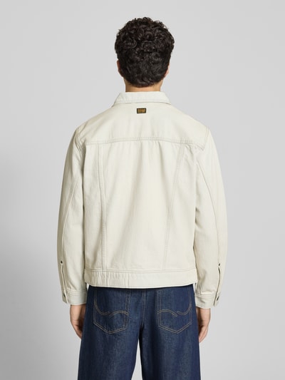 Męski model nosi Jeansjacke mit Brusttaschen Modell 'Dakota' von G-Star Raw, bawełna, krój relaxed fit, widok całej sylwetki z tyłu