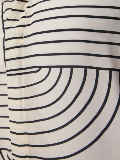 Produktfoto, Relaxed Fit Bluse aus Viskose von WATERCULT, cremefarbener Stoff mit schwarzen Linien, Allover-Look, feine Textur