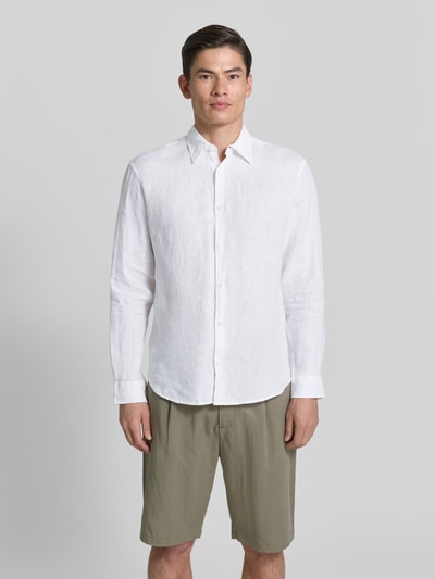 Männermodel trägt Regular Fit Leinenhemd aus reinen Leinen Modell 'Lawrence' von Jack & Jones Premium in Weiß mit Kentkragen, Langärmelig, durchgängige Knopfleiste; Rückenlänge 74 cm, Schulterbreite 45 cm, Ärmellänge 66 cm, Ganzkörperansicht von vorne.