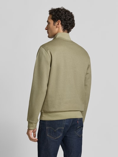 Männermodel trägt Regular Fit Troyer aus reiner Baumwolle Modell 'Sidney' von BOSS in Beige, natürliche Textur, Ganzkörperansicht Rückansicht, Herren Pullover von BOSS.