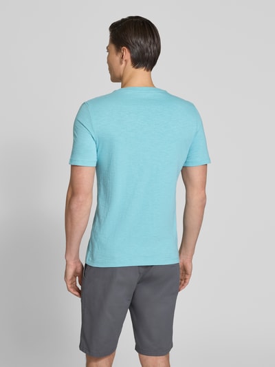Männermodel trägt Regular Fit T-Shirt aus reiner Baumwolle von s.Oliver RED LABEL, efekt: jednolity kolor, krój regular fit, naszywka z logo, okrągły dekolt, krótki rękaw, brustasza, materiał: bawełna, męski t-shirt, Ganzkörperansicht Rückansicht.