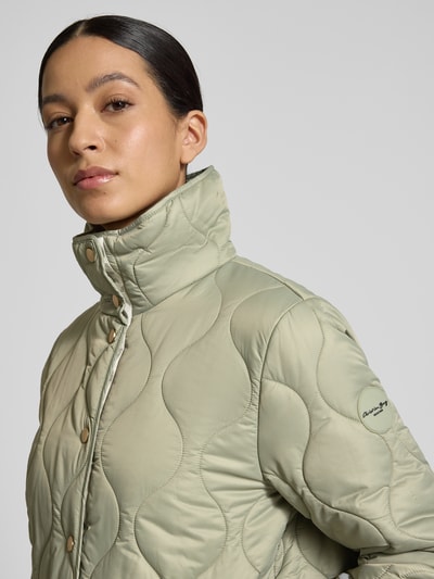 Kobiece modelka nosi Regular Fit Steppjacke mit gefüttertem Stehkragen von Christian Berg Woman Selection, jasnozielony kolor, pikowana faktura, góra z widocznymi guzikami, naszywane kieszenie, krój regular fit, szerokość w rozmiarze 36: 52 cm, długość tyłu w rozmiarze 36: 62 cm, szerokość ramion w rozmiarze 36: 41 cm, długość rękawa w rozmiarze 36: 62 cm, półzbliżenie na górną część ciała