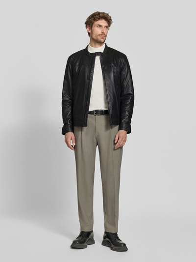 Männermodel trägt schwarze Regular Fit Jacke aus echtem Lammleder Modell 'JACE' von Strellson, Herren Leder- / Kunstlederjacke, Ganzkörperansicht von vorne.