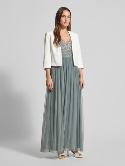 Kobiece modelka nosi Bolerko z rękawem o dł. 1/2 od Christian Berg Cocktail, materiał wytrzymały, krój tailored, jednokolorowy, długość tyłu 46 cm dla rozmiaru 36, widok całej sylwetki z przodu.