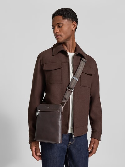 Männermodel trägt Umhängetasche mit Label-Detail Modell 'Ray_RP_Envelope' von BOSS, Herren Umhängetasche, Ganzkörperansicht von vorne