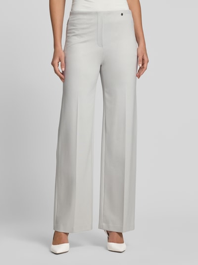 Frauenmodel trägt Hose aus Viskose-Mix mit Reißverschlusstaschen von Marc Cain, Damen Regular-Fit, Bügelfalten, Nahaufnahme Oberkörper.