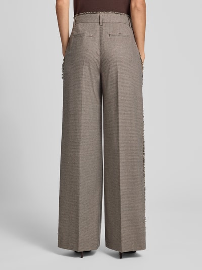 Frauenmodel trägt Hose mit Bügelfalten und Fransen von Liu Jo White, Material-Mix mit Viskose, Allover-Look, Ganzkörperansicht Rückansicht.