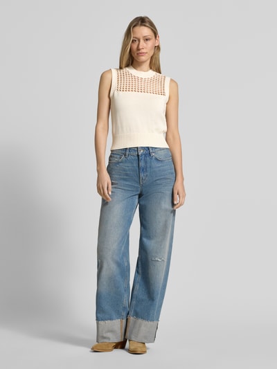 Frauenmodel trägt Pullunder mit Rundhalsausschnitt von ARMANI EXCHANGE, cremefarben, Baumwoll-Mix mit Stretch, Regular Fit, Ganzkörperansicht von vorne.