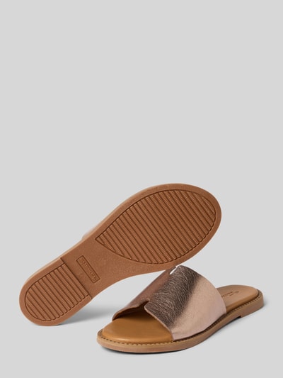 Produktfoto, Pantoletten aus echtem Leder von Tamaris in Metalic-Optik, Schuhspitze: offen, abgerundet, Blockabsatz, Ziersteinbesatz, Schlupf/offen, strukturierte Sohle, Material: Leder.