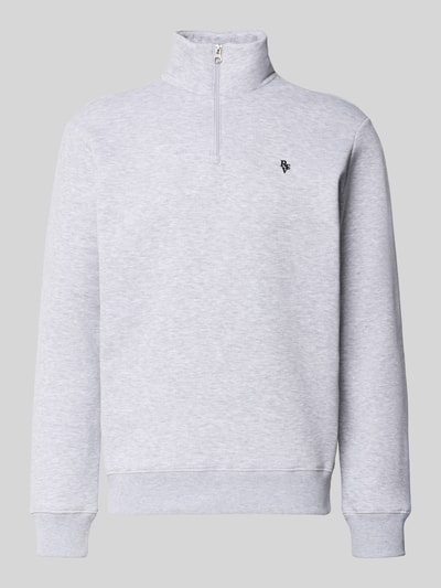 Produktfoto, Slim Fit Sweatshirt aus reiner Baumwolle von REVIEW in hellem Grau mit Troyer-Kragen und Label-Stitching, gerippte Abschlüsse, Rückenlänge 69 cm, Ärmellänge 66 cm.