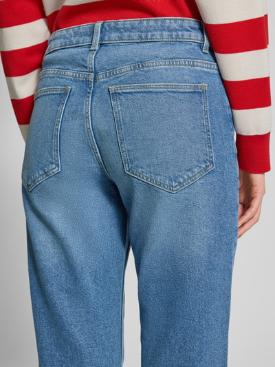 Vrouwenmodel draagt Straight Fit Jeans aus Baumwoll-Mix van Jake*s Casual in lichtblauw met 5-pocket-design, detailopname achterkant.