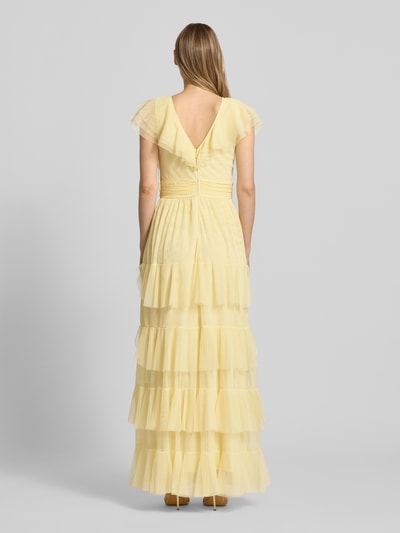 Vrouwenmodel draagt Maxikleid met V-hals en tailleband van LACE & BEADS, mesh, A-lijn, laagjeslook, ruglengte maat S 130 cm, borstwijdte 34 cm, zacht geel met transparante textuur, geheel van achteren.