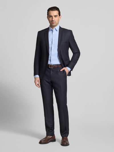 Męski model nosi Slim Fit Business-Hemd mit Kentkragen und extra langem Ärmel von Jake*s, krój slim fit, materiał z domieszką stretchu, kolor jasnoniebieski, całkowity widok z przodu. Długość pleców w rozmiarze 39/40: 80 cm, szerokość w rozmiarze 39/40: 44 cm, długość rękawa w rozmiarze 39/40: 71 cm.
