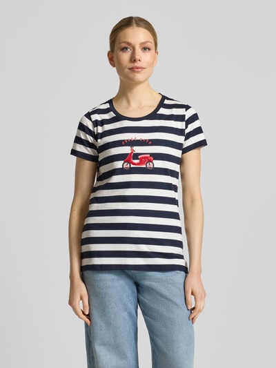 Vrouwenmodel draagt T-shirt met motiefprint en ronde hals van More & More, mix van katoen en elastaan, regular fit, ruglengte maat 36: 63 cm, vooraanzicht busteshot.