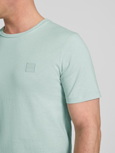 Männermodel trägt Regular Fit T-Shirt aus reiner Baumwolle Modell 'TALES' von BOSS Orange, Optik: Unifarben, Nahaufnahme Oberkörper