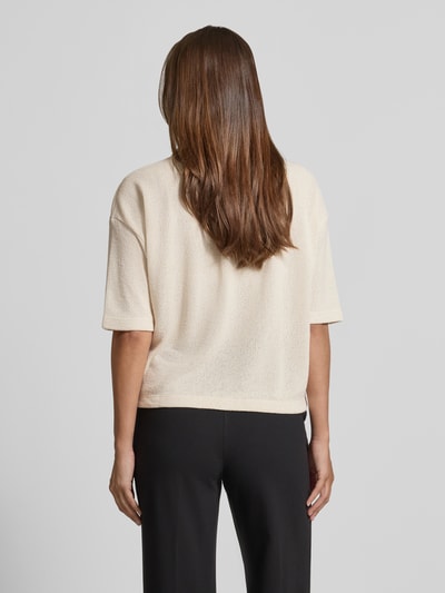 Frauenmodel trägt Strickshirt aus Viskose-Mix mit Polokragen Modell 'Sitrica' von OPUS, Relaxed-Fit, beige, Rückenlänge 54 cm, Ganzkörperansicht Rückansicht.