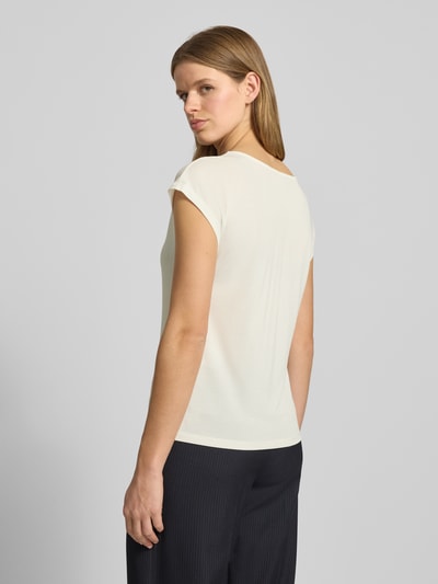 Frauenmodel trägt Loose Fit T-Shirt aus Modal-Mix Modell 'FREE' von Only, unifarben, V-Ausschnitt, kurzarm, Ganzkörperansicht Rückansicht.