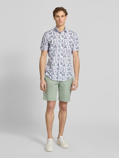 Männermodel trägt Slim Fit Business-Hemd aus Baumwolle mit Kentkragen von Jake*s, Allover-Look, Reine Baumwolle, Ganzkörperansicht von vorne.