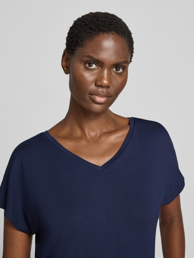 Frauenmodel trägt T-Shirt aus Viskose-Elasthan-Mix mit V-Ausschnitt von Christian Berg Woman in Dunkelblau, Relaxed Fit, Nahaufnahme Oberkörper.