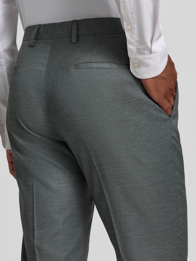 Männermodel trägt Slim Fit Anzug aus Schurwoll-Mix mit Viskose-Anteil von ROY ROBSON in Grau, feine Textur, Detailaufnahme Rückansicht. Herren Anzug elastisch, Haken- und Reißverschluss, Eingriff- und Gesäßtaschen, Bundweite bei Größe 50: 45 cm.