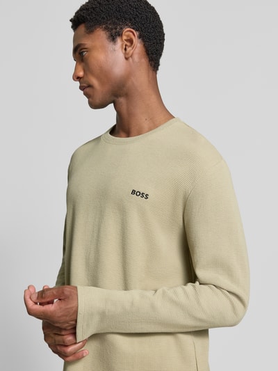 Männermodel trägt Regular Fit Langarmshirt aus Baumwoll-Mix Modell 'WAFFLE LS-SHIRT' von BOSS in Beige mit Struktur, Nahaufnahme Oberkörper, Herren Langarmshirt von BOSS