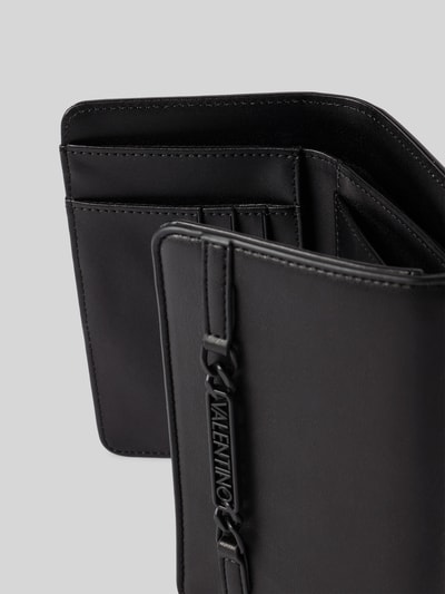 Produktfoto, Portemonnaie mit Label-Detail Modell 'EBE' von VALENTINO BAGS in Schwarz, glatte Oberfläche, diverse Einsteckfächer, Münzfach, Nahaufnahme