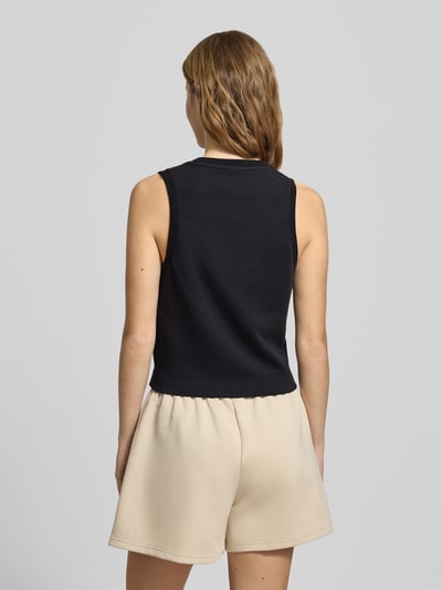 Frauenmodel trägt Regular Fit Top mit Logo-Print von adidas Sportswear, schwarz, Rundhalsausschnitt, elastisch, Rückenansicht Ganzkörperansicht.