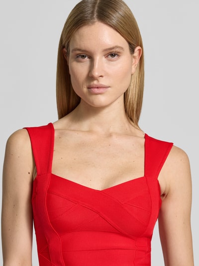 Vrouwenmodel draagt knielang cocktailjurk met hartvormige hals van Lipsy, materiaalmix met stretch, nauwsluitend model, nahaufnahme bovenlichaam.