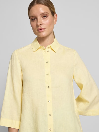 Frauenmodel trägt Relaxed Fit Leinenbluse mit 3/4-Arm von Christian Berg Woman aus reinem Leinen, Hemdblusenkragen, Knopfleiste, Nahaufnahme Oberkörper.