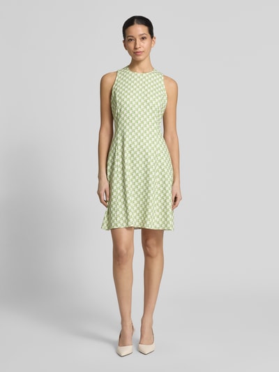 Frauenmodel trägt Tailliertes Freizeitkleid mit Allover-Muster Modell 'Kaseli-1' von HUGO, Mehrfarbig, abstraktes Muster, Mini-Länge, Rundhals-Ausschnitt, breite Träger, Label-Applikation, Nahtreißverschluss hinten, Materialverarbeitung Flammgarn, Ganzkörperansicht von vorne.
