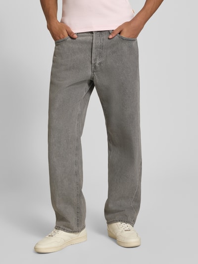 Männermodel trägt Straight Fit Jeans aus reiner Baumwolle Modell 'Eddie' von JACK & JONES in Grau, 5-Pocket-Design, Nahaufnahme Oberschenkel bis Schuh. Kontext: Herren Jeans, Knopf- und Reißverschluss, Bundweite 42 cm, Innenbeinlänge 73 cm bei Größe 32/32.