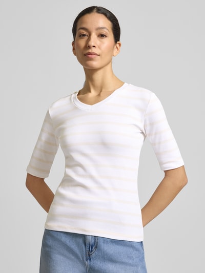 Vrouwenmodel draagt T-shirt met streepmotief en V-hals van Christian Berg Woman, mix van katoen en elastaan, regular fit, ruglengte maat S 55 cm, vooraanzicht bovenlichaam