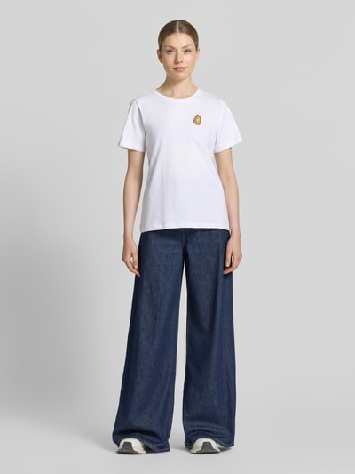 Frauenmodel trägt T-Shirt mit Perlen und Rundhalsausschnitt von Smith and Soul, Damen T-Shirt aus Reine Baumwolle, Regular-Fit, Motiv, Rückenlänge 60 cm, Ganzkörperansicht von vorne.