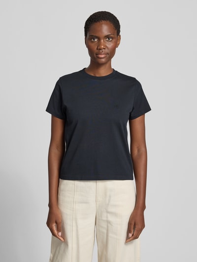 Frauenmodel trägt Regular Fit T-Shirt mit Logo-Stitching von Anine Bing, Reine Baumwolle, Rundhalsausschnitt, Kurzärmelig, Ganzkörperansicht von vorne.
